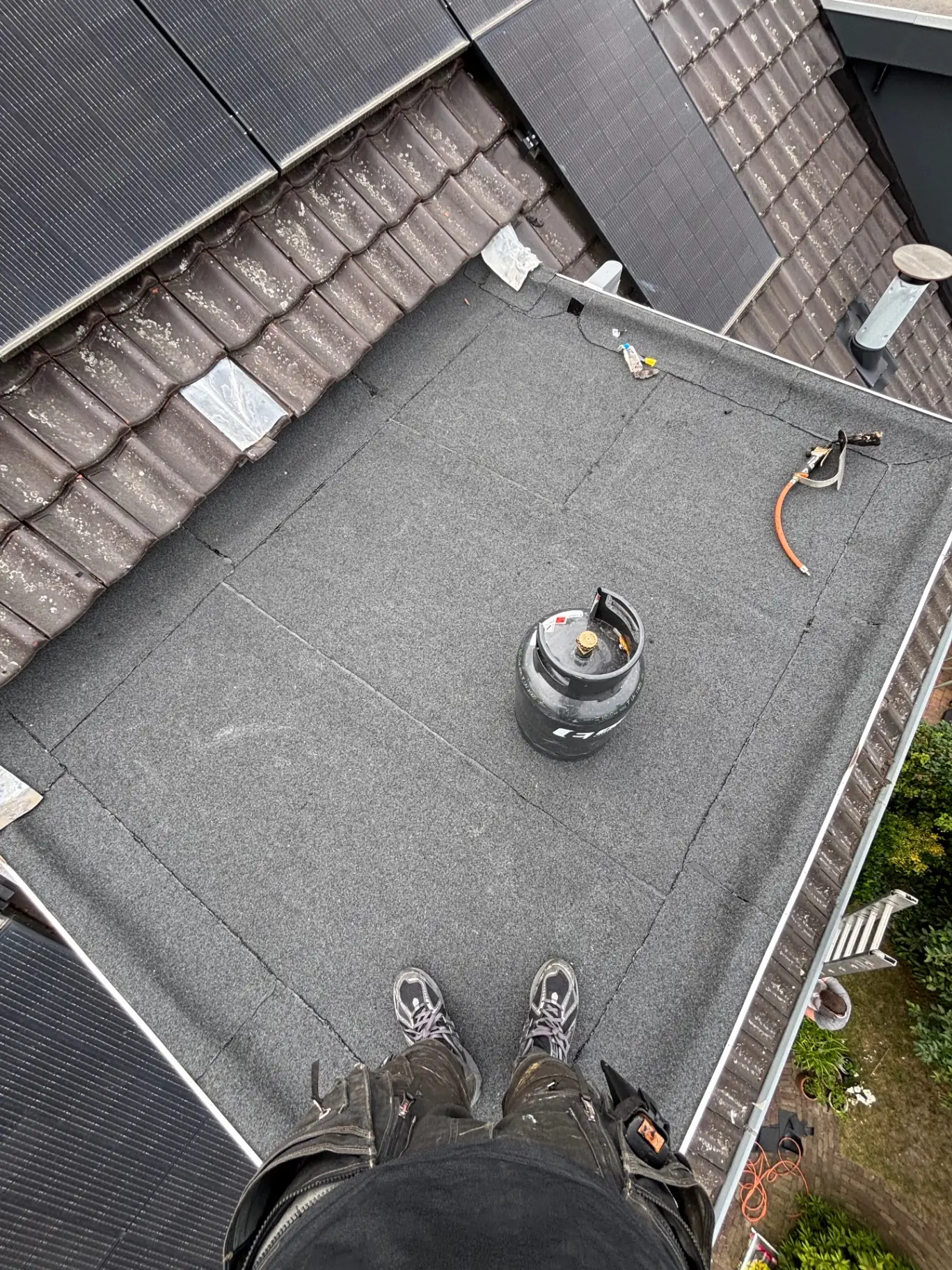 Plat dak met zonnepanelen Tilburg