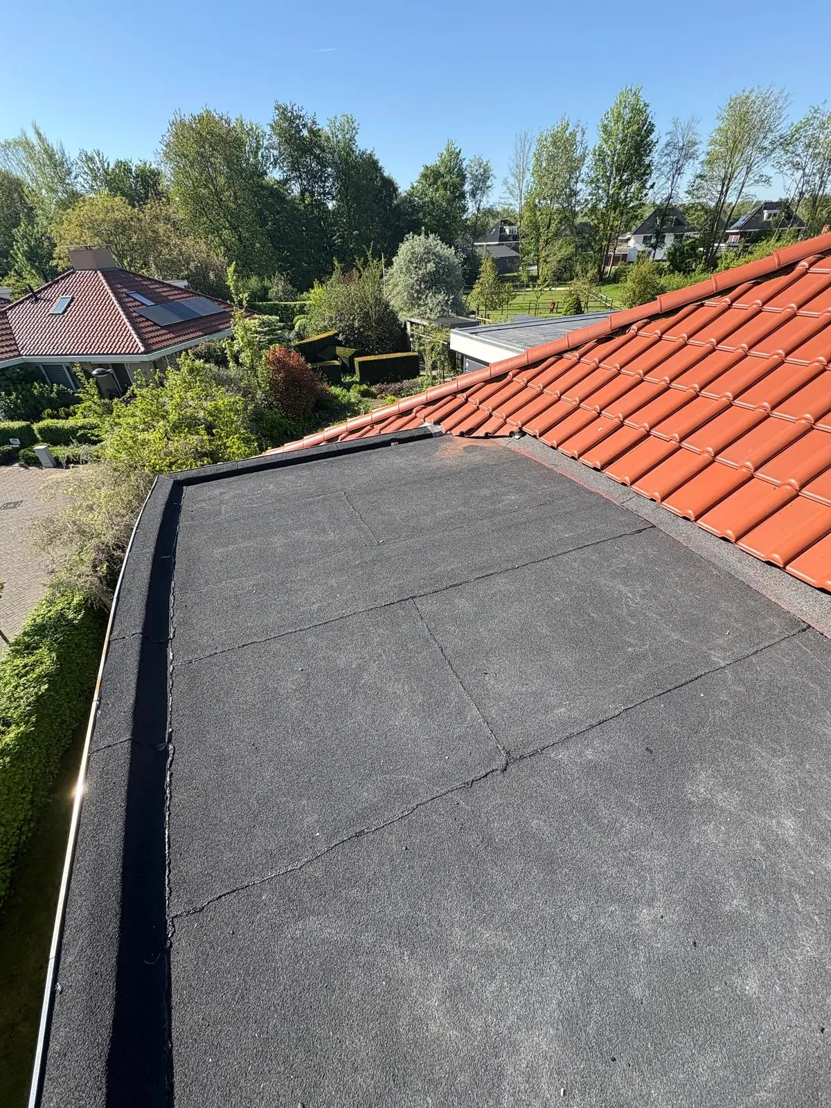 Vernieuwde dakgoot en bitumen aansluiting Amersfoort