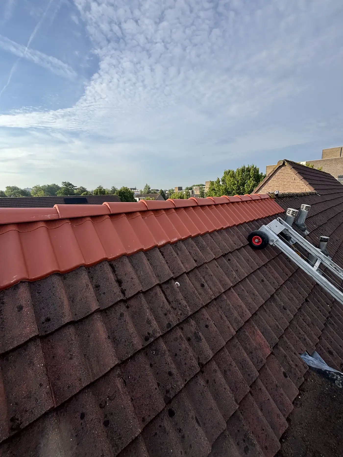 Nieuw vervangen nokvorsten op pannendak na renovatie door Veilig Dak Nederland