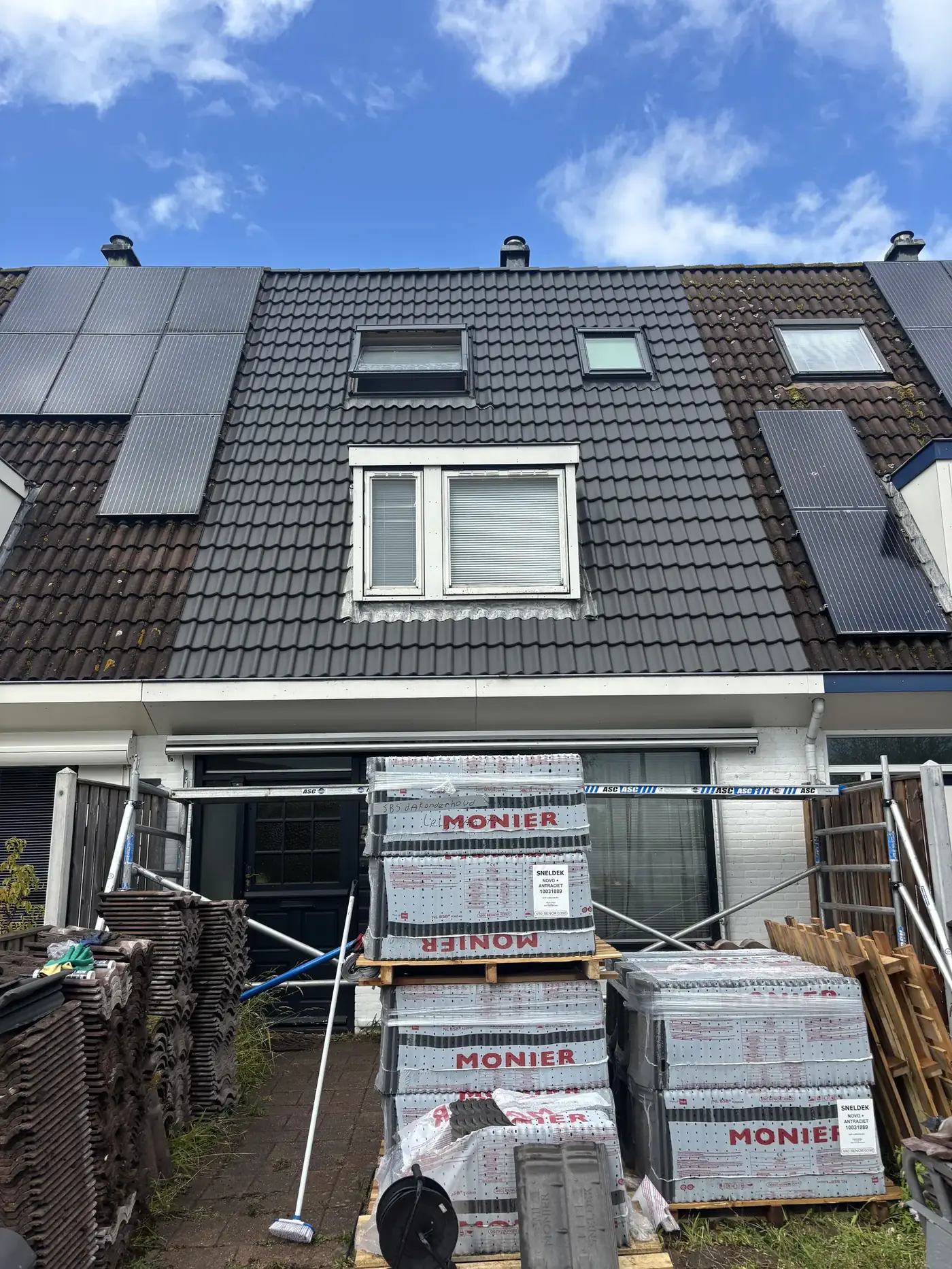 Nieuw pannendak met antraciet dakpannen na complete vervanging door Veilig Dak Nederland