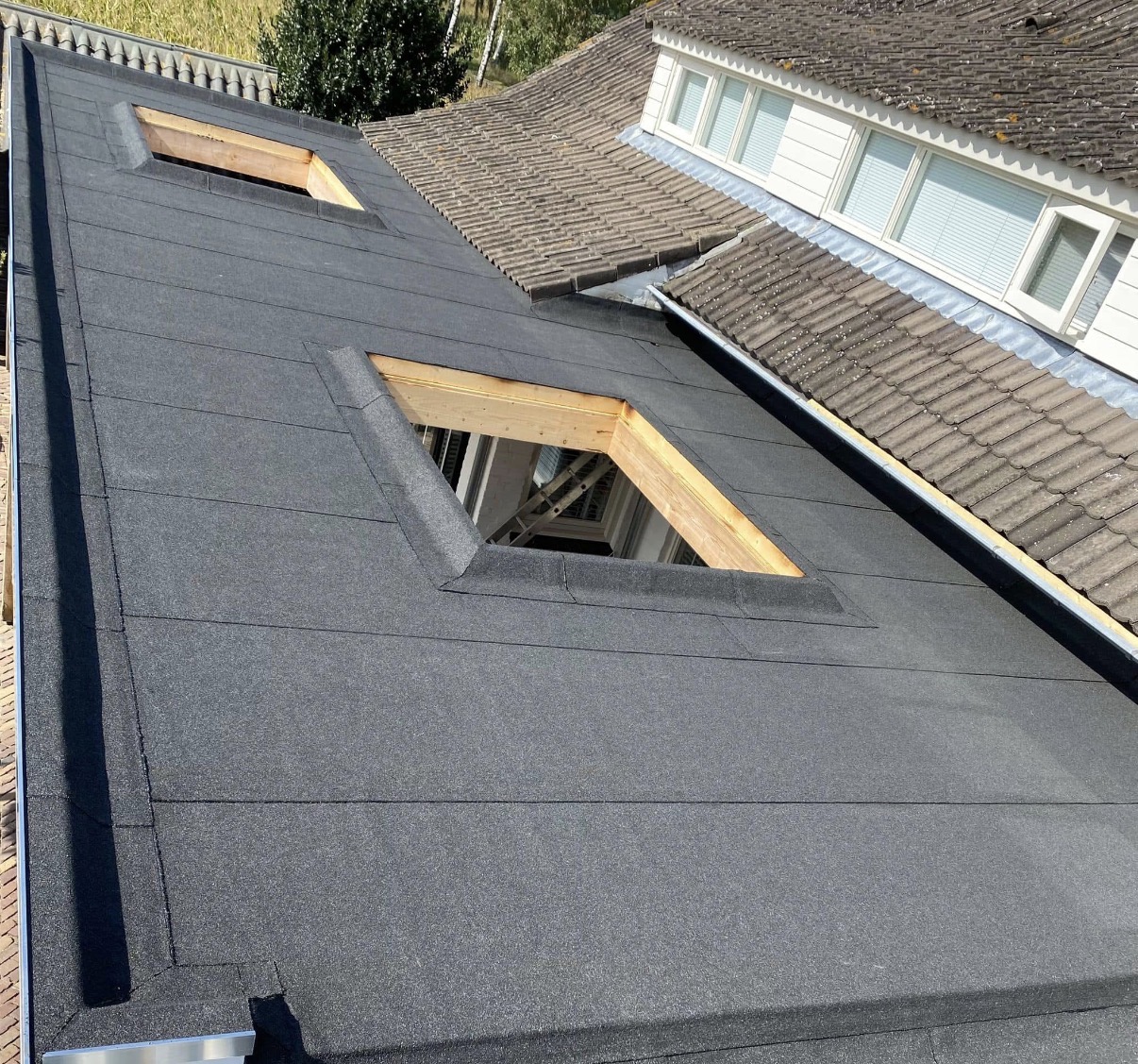 Velux dakraam vakkundig geplaatst in pannendak met loodwerk